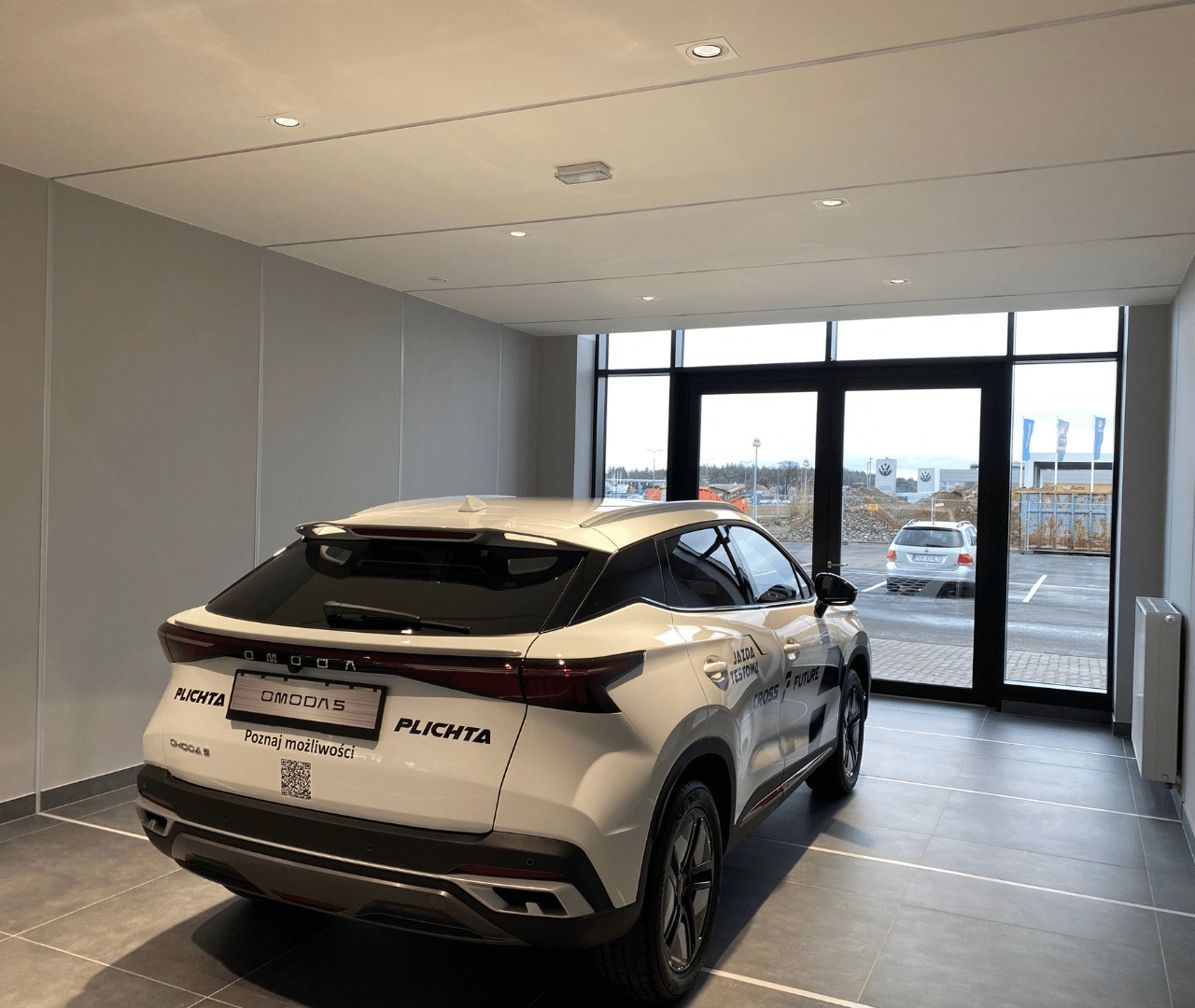 Strefa wydania pojazdów – przestronne wnętrze z eleganckim wykończeniem i nowoczesnym designem.