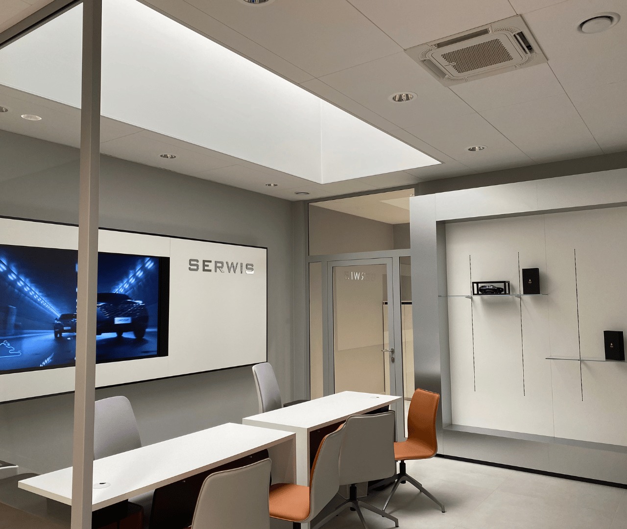 Strefa serwisowa – nowoczesne przestrzenie z multimediami i precyzyjnie wykończonymi detalami.