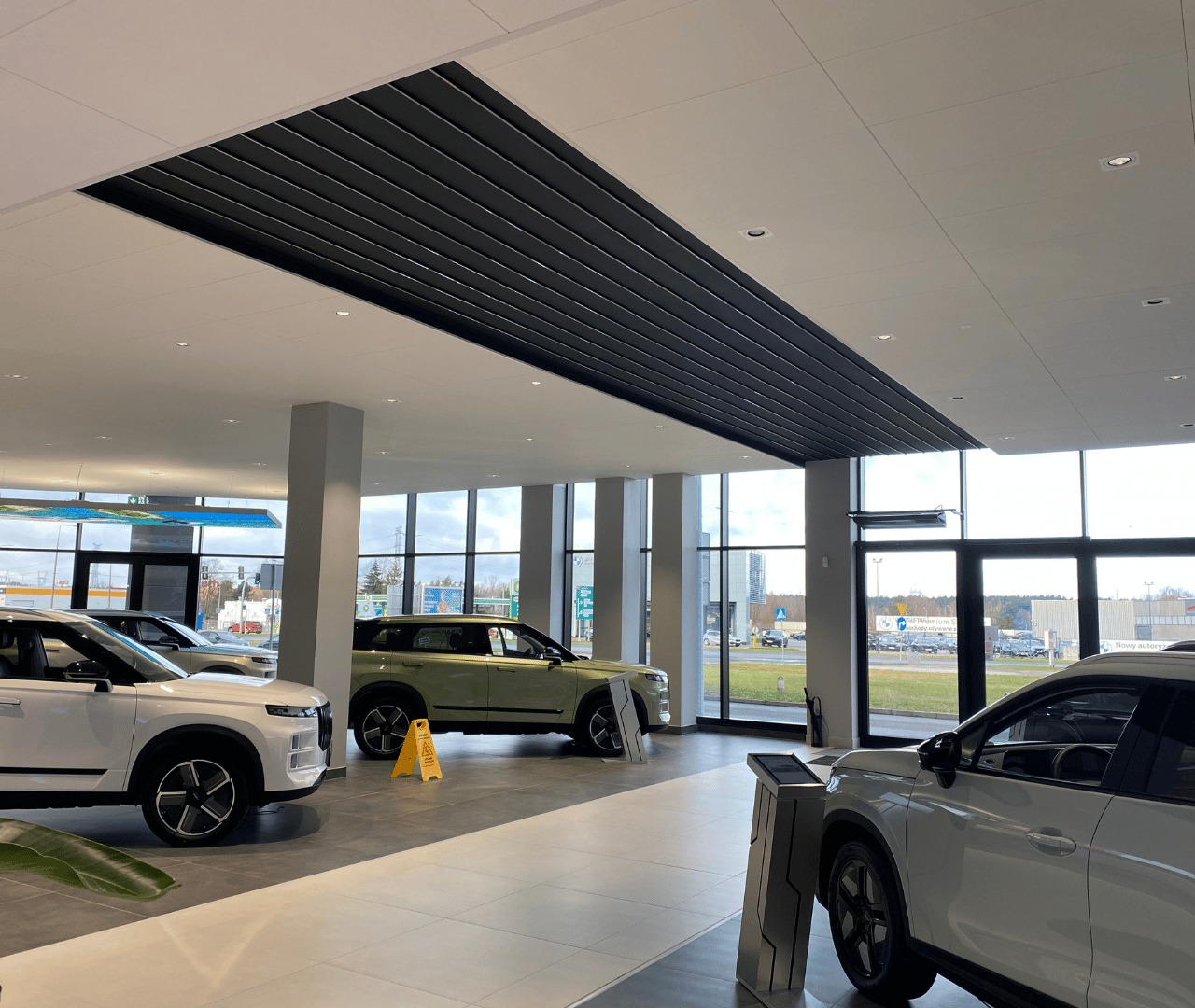 Salon samochodowy – przestronna hala wystawowa z panoramicznymi oknami i najwyższej klasy wykończeniem.