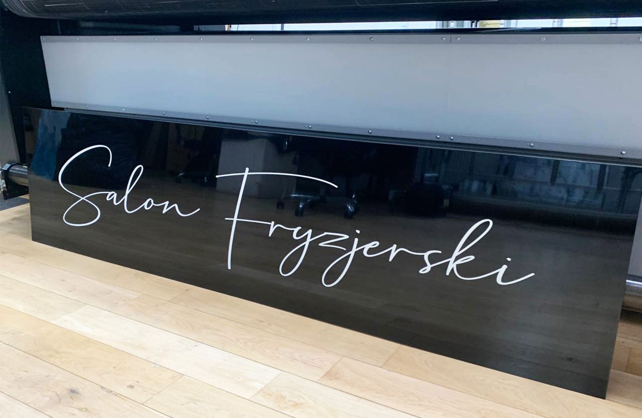 NADRUK UV na eleganckich czarnych tablicach z połyskiem metalowym.