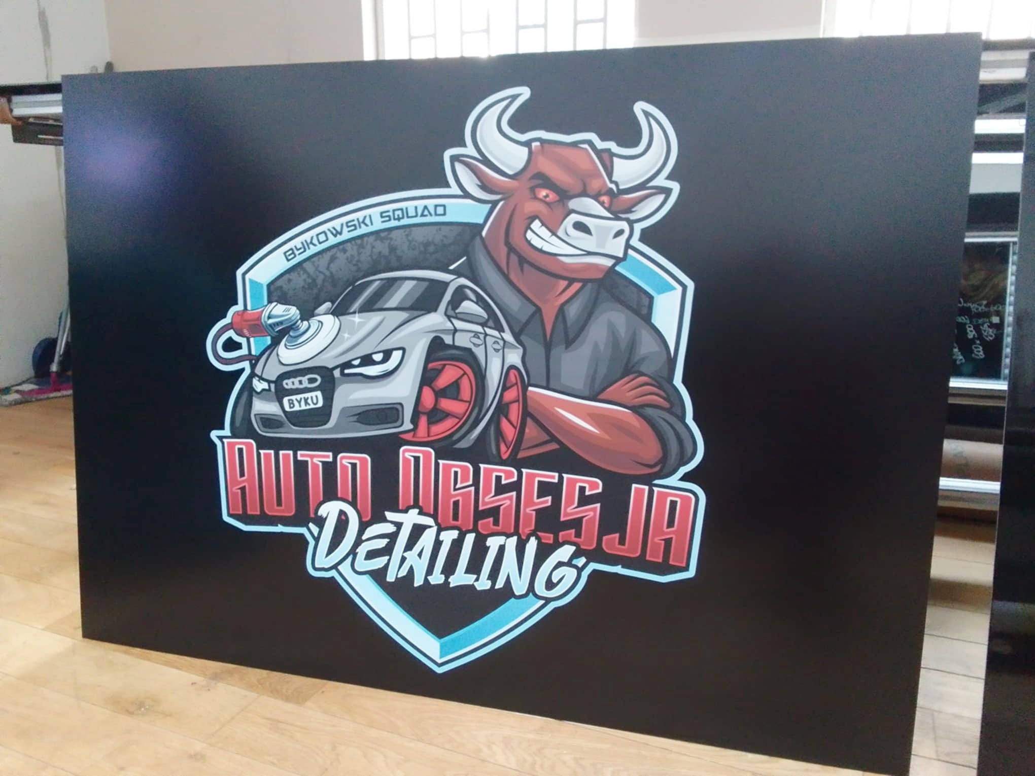 NADRUK UV na matowej płycie czarnej typu DIBOND