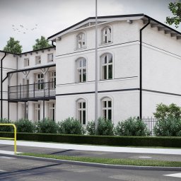 Sebastian Filuś - Wizualizacja dwukondygnacyjnego budynku z białymi ścianami i czarnym dachem, z balkonem z czarną balustradą, widoczna z perspektywy ulicy z żółtymi barierkami ochronnymi.