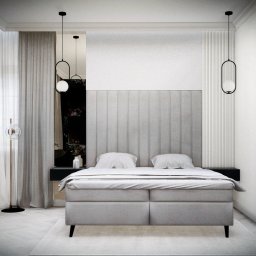 Sebastian Filuś - Jasna sypialnia z łóżkiem kontynentalnym, szarym zagłówkiem w pionowe pasy, wiszącymi lampami, przeszkloną ścianką działową i dekoracyjnym oświetleniem podłogowym