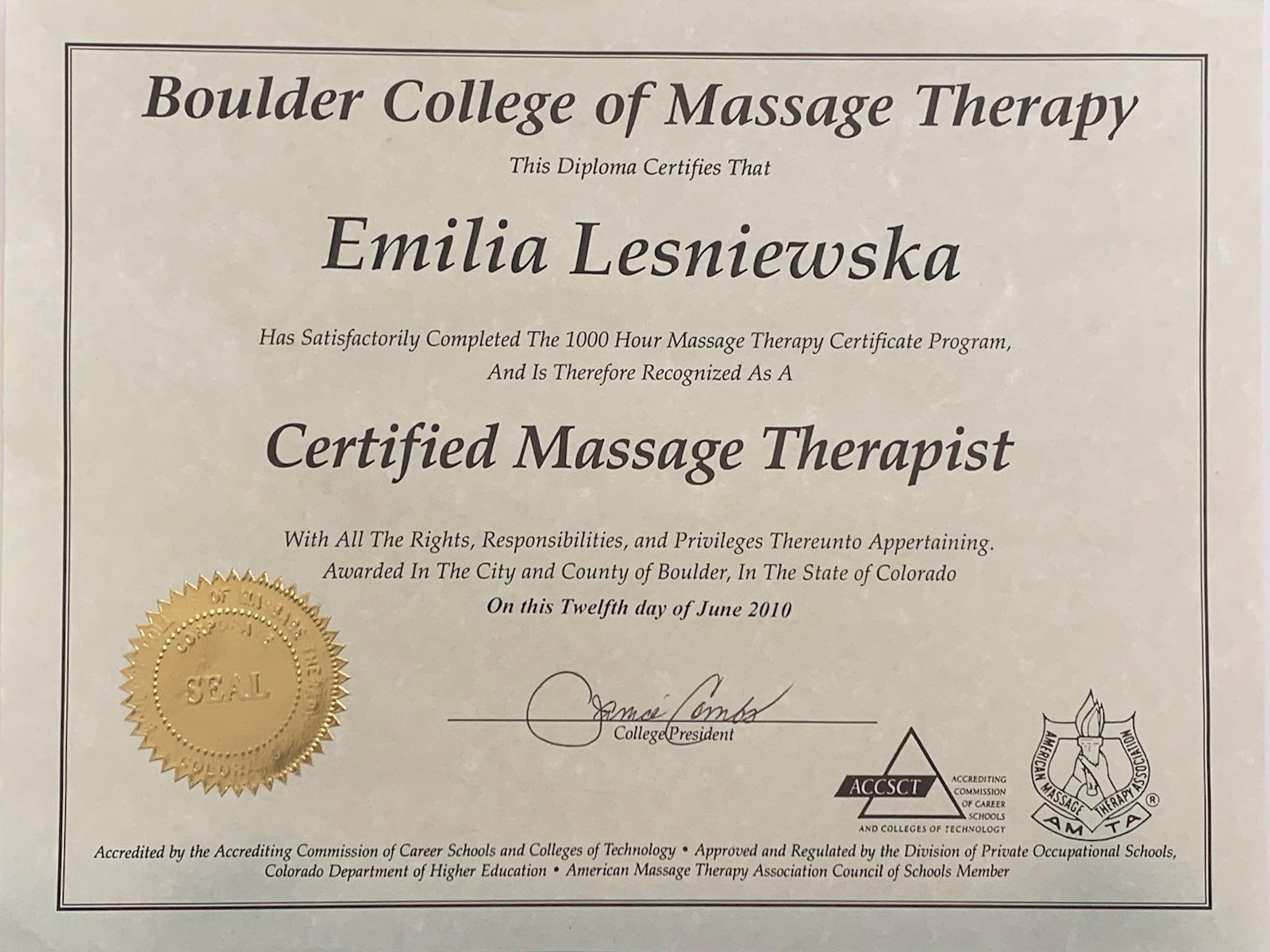 Dyplom ukończenia Boulder College of Massage Therapy dla Emilii Lesniewskiej, certyfikujący ją jako dyplomowanego terapeutę masażu, wydany 12 czerwca 2010 roku.