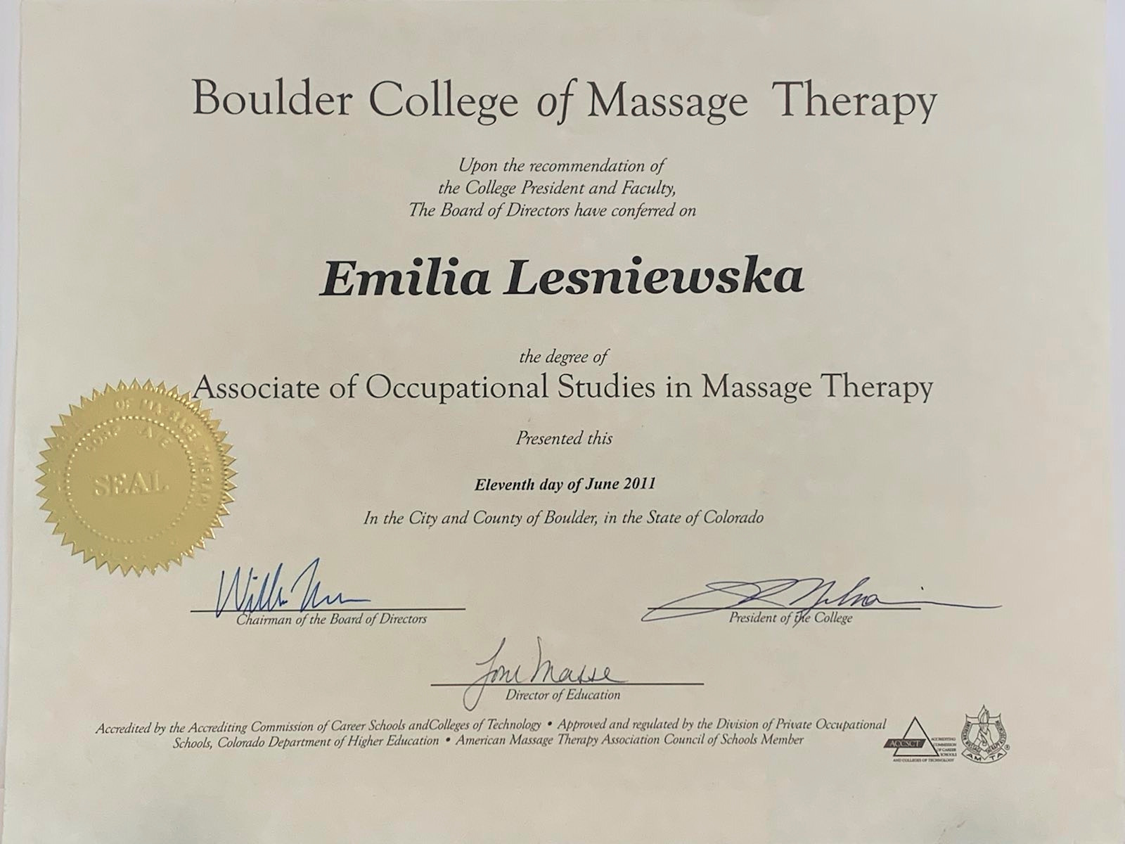 Dyplom ukończenia Boulder College of Massage Therapy dla Emilii Lesniewskiej, potwierdzający uzyskanie tytułu Associate of Occupational Studies in Massage Therapy, wydany 11 czerwca 2011 w Boulder,...