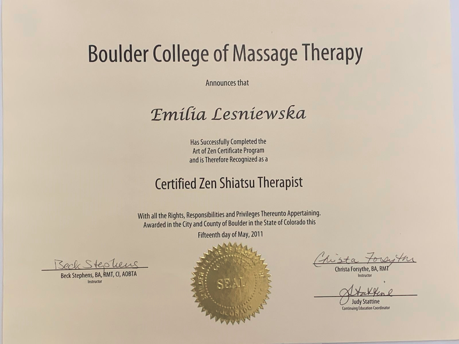 Certyfikat ukończenia kursu Zen Shiatsu Therapy przez Emilię Leśniewską, wydany przez Boulder College of Massage Therapy, z podpisami Beck Stephens i Christa Forsythe, opatrzony złotą pieczęcią.
