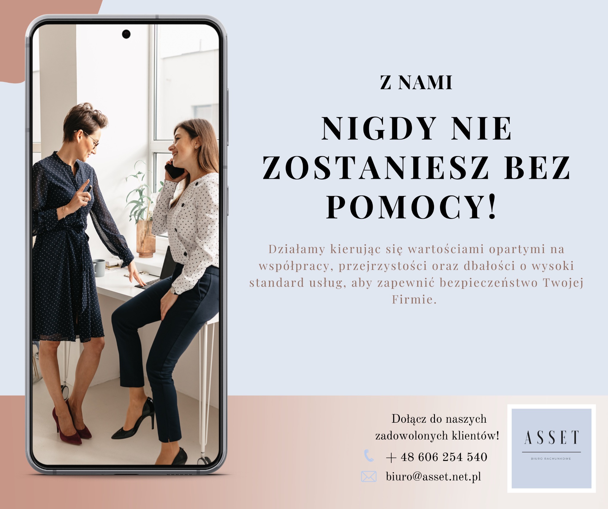 Dwie uśmiechnięte kobiety w biurze, jedna rozmawia przez telefon, druga gestykuluje, na tle okna i tekstu reklamowego o współpracy i bezpieczeństwie firmy, widoczne logo biura rachunkowego.