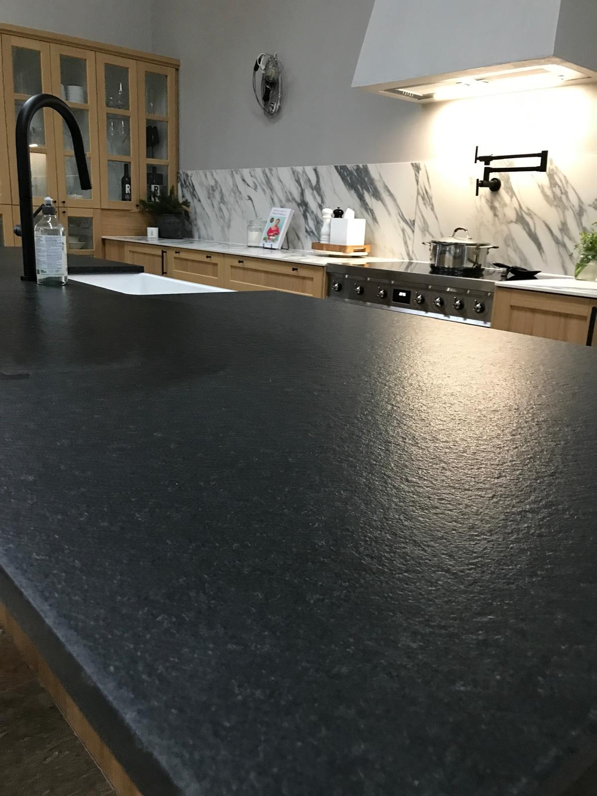 Spiek Kwarcowy Kaledonia Granit Nero Assolutto Zimbabwe