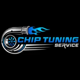 Logo firmy z Lublina oferującej chip tuning, przedstawiające turbosprężarkę z niebieskim płomieniem i napisem 'CHIP TUNING SERVICE' na czarnym tle.