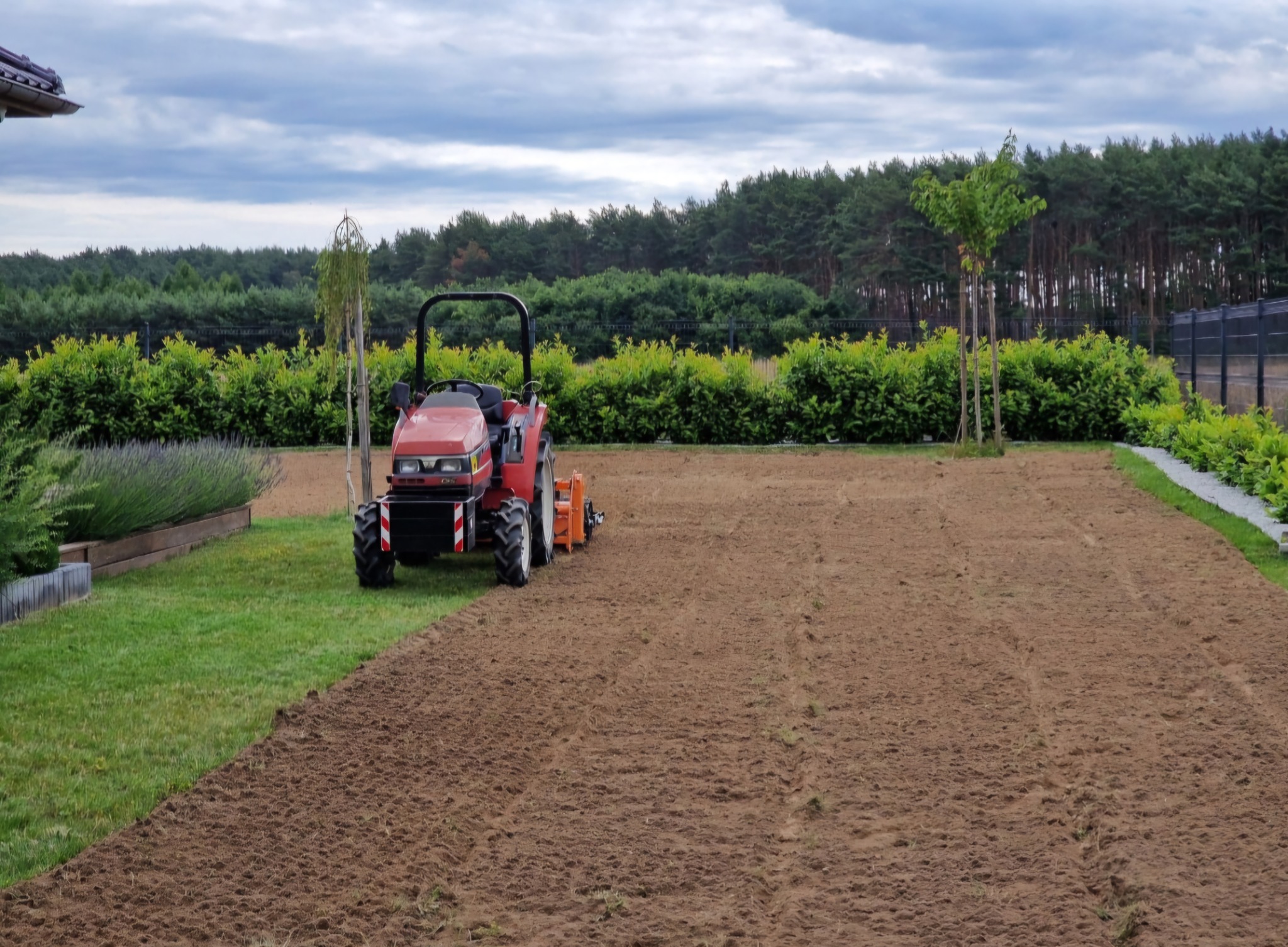 Przygotowanie podłoża pod nowy trawnik glebogryzarka separacyjną