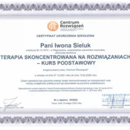 Elegancki certyfikat ukończenia szkolenia z terapii skoncentrowanej na rozwiązaniach, wydany przez Centrum Rozwiązań, z datą 10 lutego 2022.