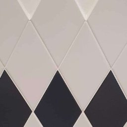 GAB Home Improvements - Ściana wyłożona białymi i czarnymi płytkami w kształcie rombów, ułożonych w regularny wzór, z wyraźnymi fugami.