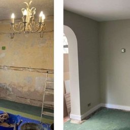 GAB Home Improvements - Porównanie stanu pokoju przed i po malowaniu: ściana z resztkami starej farby i odsłoniętym murem kontra świeżo pomalowana ściana w odcieniach beżu z nową listwą przypodłogową i gładkim wykończeniem.