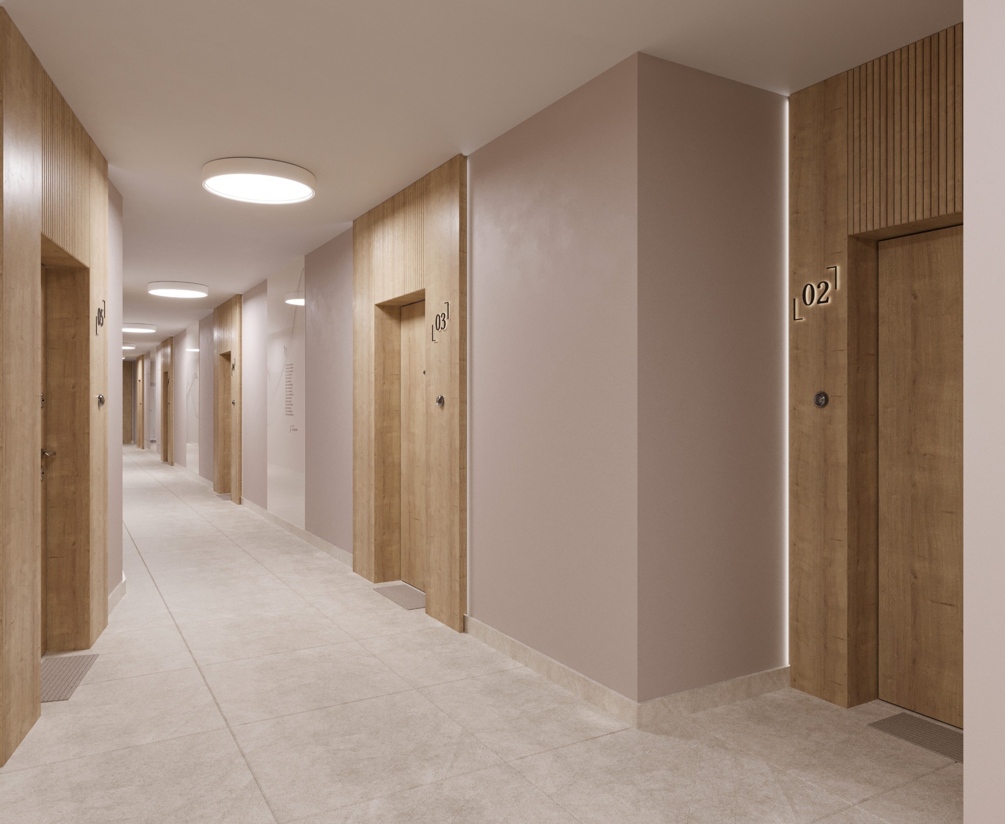 Długi korytarz w budynku wielorodzinnym z drewnianymi drzwiami do mieszkań oznaczonymi numerami. Jasne płytki na podłodze, oświetlenie sufitowe.