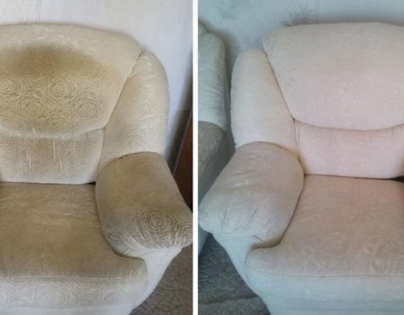Kremowy fotel z wzorem w róże, widok przed i po czyszczeniu, z wyraźną różnicą w odcieniu i usunięciu plam.