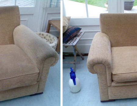 Dwie części beżowej kanapy przed i po czyszczeniu, widoczna różnica w odcieniu, obok butelka ze środkiem czyszczącym z niebieskim rozpylaczem.