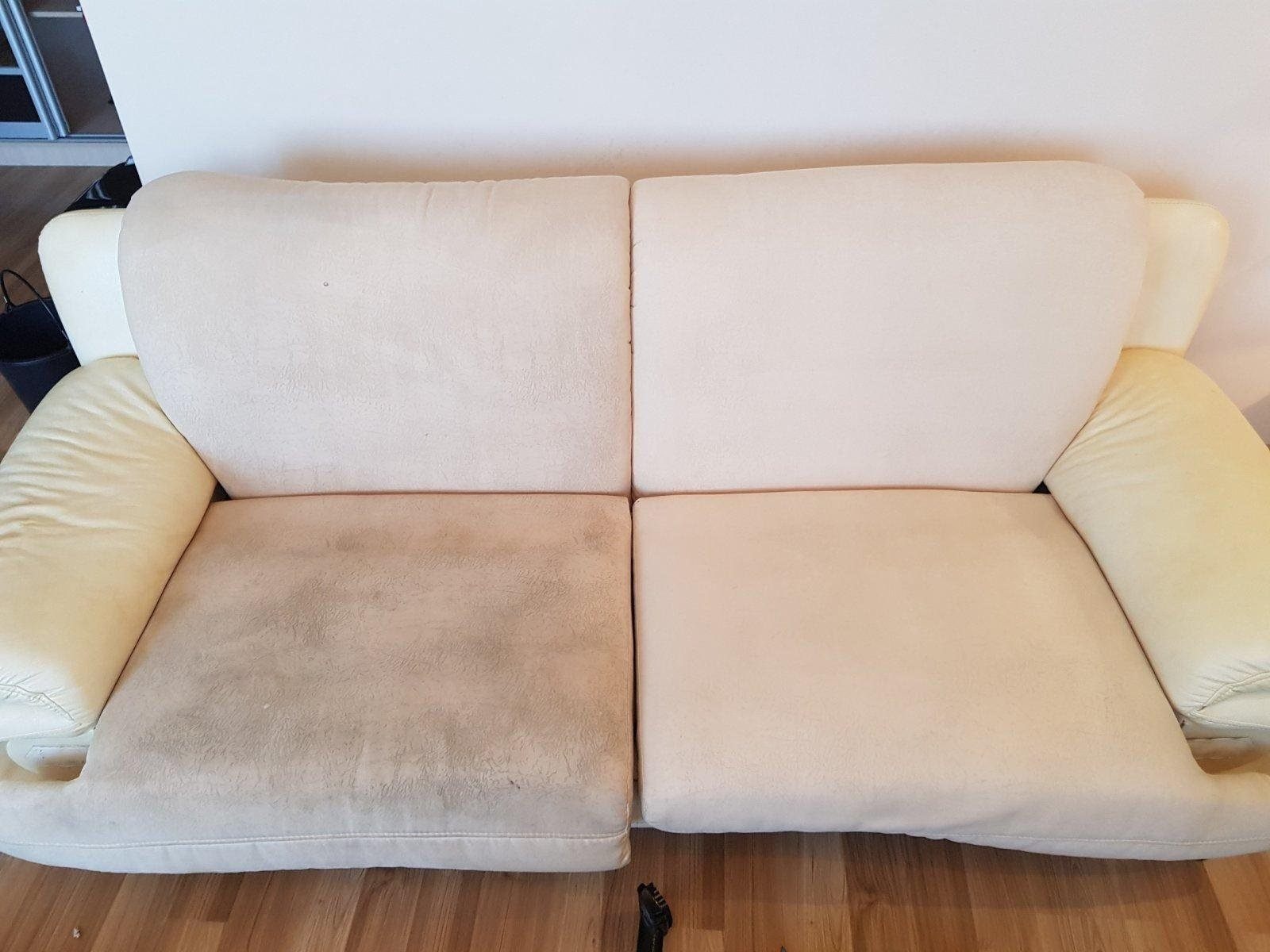 Dwusiedziskowa kanapa w odcieniach beżu, ukazująca efekt czyszczenia tapicerki: po lewej stronie widoczny brudny, wyblakły materiał, po prawej - czysta, odświeżona powierzchnia.