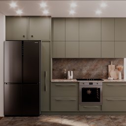 Archiidea Piotr Sekulski - Nowoczesna kuchnia w odcieniach khaki z czarną lodówką Samsung i marmurowym blatem, uzupełniona drewnianymi deskami do krojenia i szklanymi naczyniami na tle mozaiki.