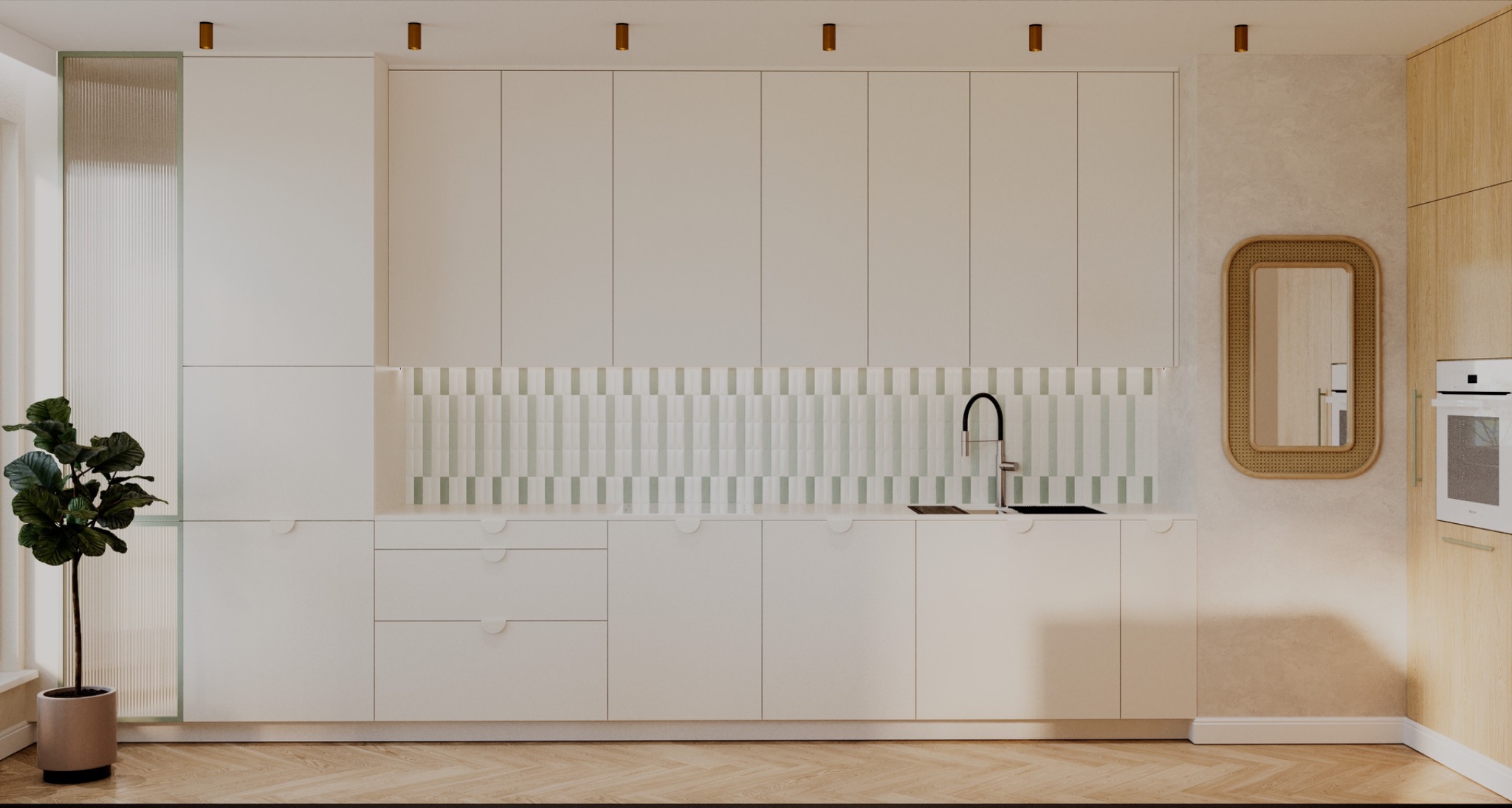 Minimalistyczna kuchnia z białymi szafkami, drewnianym parkietem i akcentami w odcieniach beżu i zieleni: dekoracyjne płytki nad blatem, rattanowe lustro i roślina w doniczce przy oknie.
