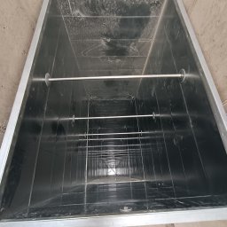 Karpińscy wentylację Kamil Karpiński - Wnętrze prostokątnego kanału wentylacyjnego z widocznymi poprzecznymi wzmocnieniami, perspektywa w głąb kanału, widoczne ślady po czyszczeniu.