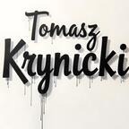 Czarny, przestrzenny napis 'Tomasz Krynicki' z efektem spływającej farby na białym tle.