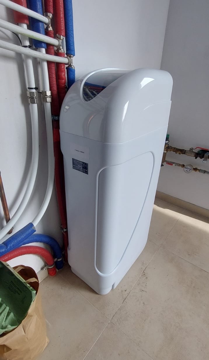 Kabinet do zmiękczania wody w domu jednorodzinnym.