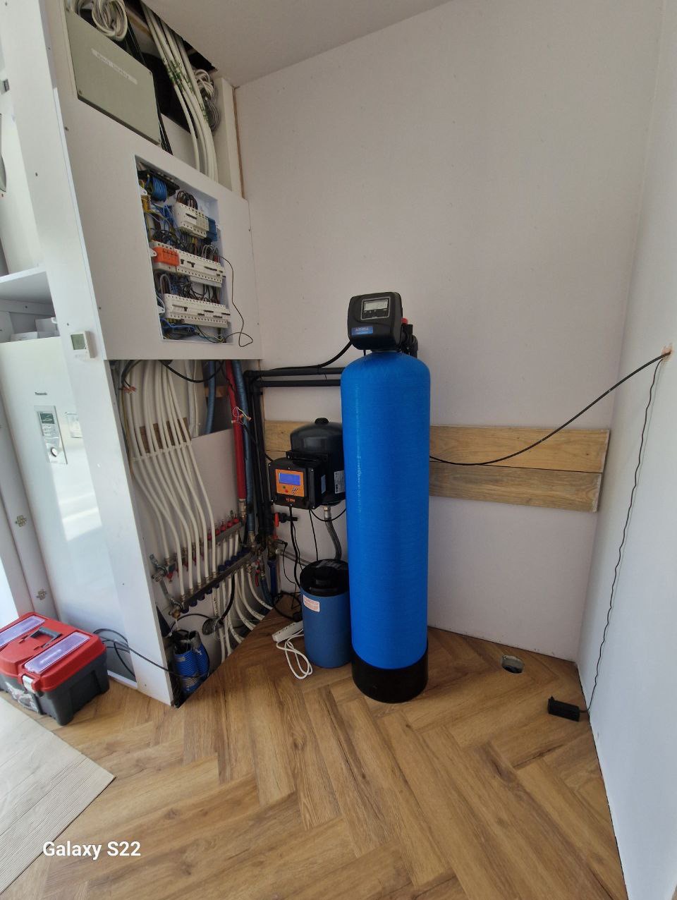 Stacja uzdatniania wody w domu jednorodzinnym (odżelazianie i odmanganianie).