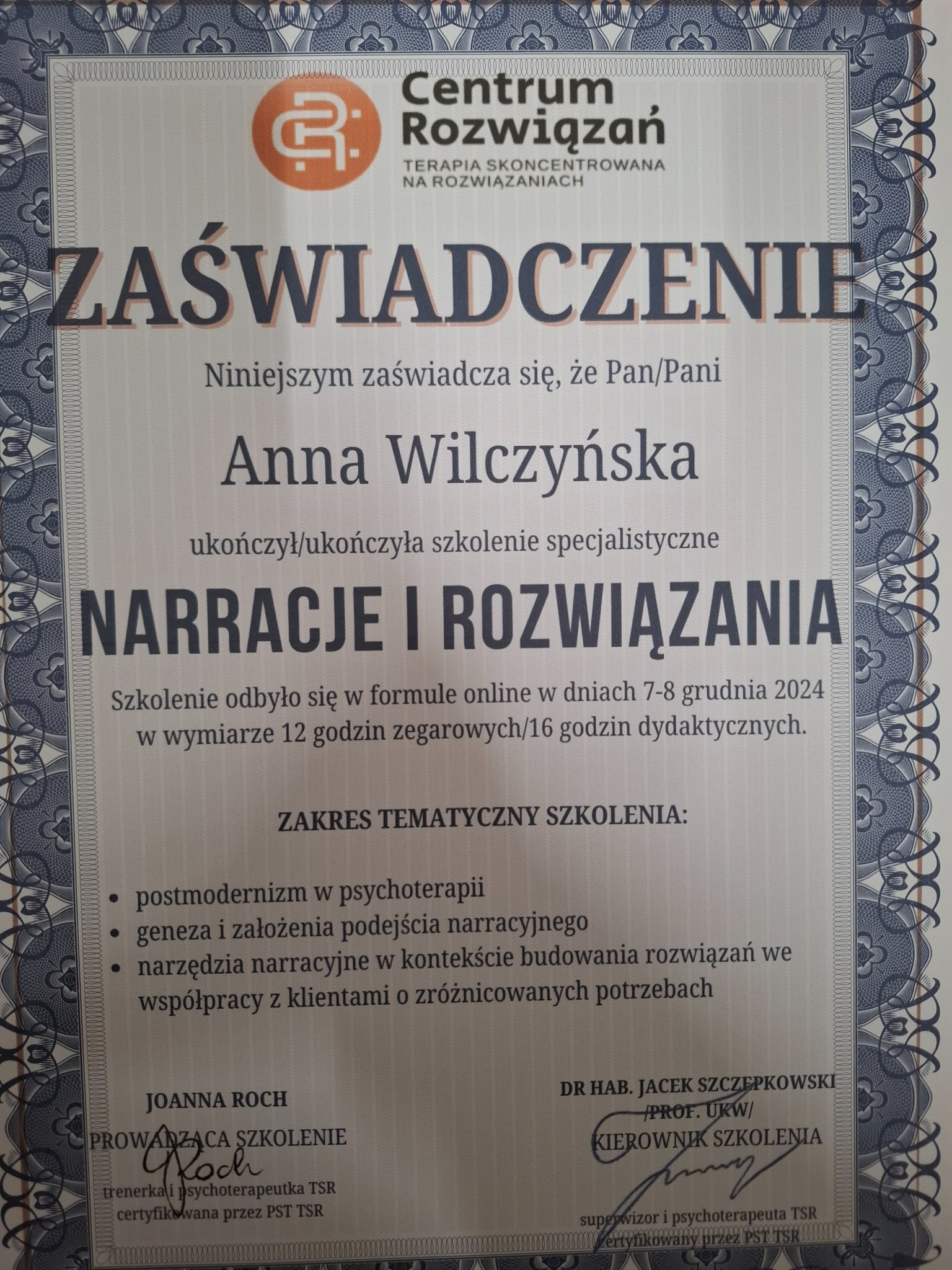 Skan dyplomu ukończenia szkolenia specjalistycznego z zakresu narracji i rozwiązań, wydanego przez Centrum Rozwiązań dla Anny Wilczyńskiej, z informacją o formule online szkolenia w grudniu 2024...