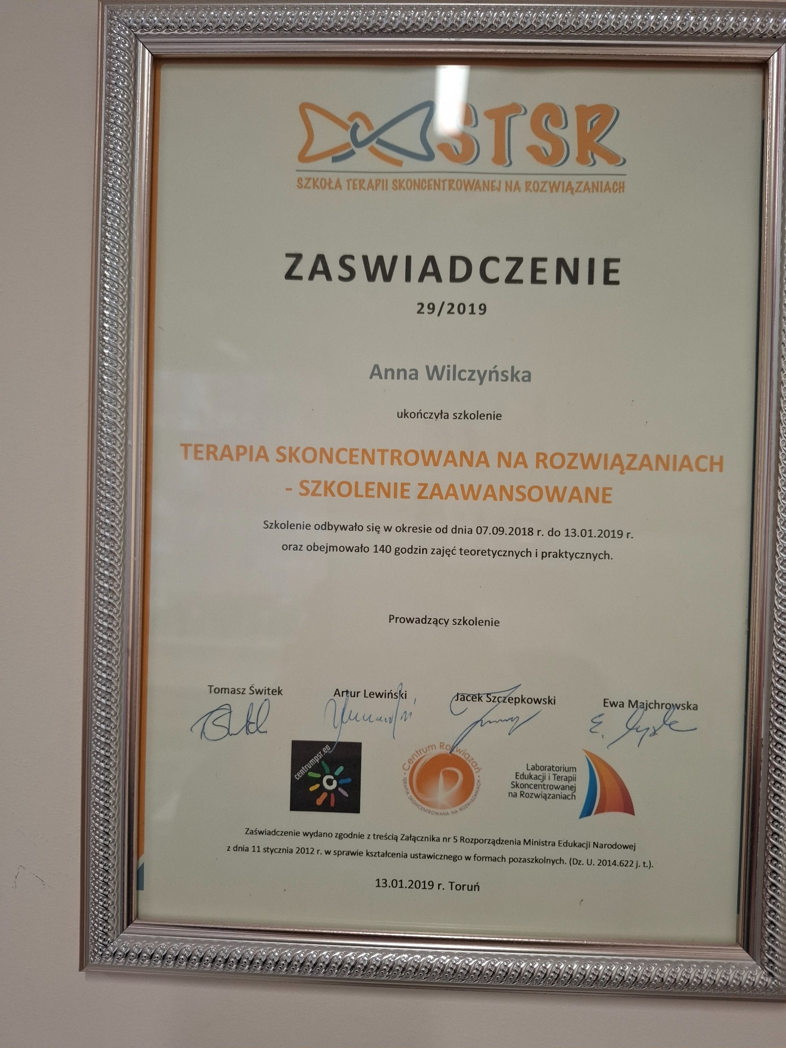 Ukończone szkolenie z Terapii Skoncentrowanej na Rozwiązaniach, zaświadczenie w srebrnej ramce, podpisane przez prowadzących szkolenie.