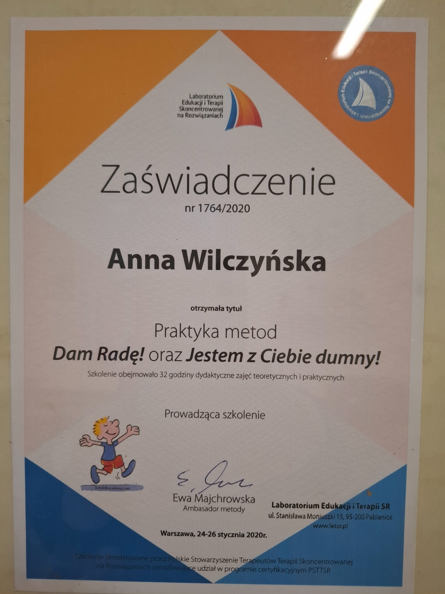Skan zaświadczenia ukończenia praktyki metod 'Dam Radę!' i 'Jestem z Ciebie dumny!' przez Annę Wilczyńską, wydane przez Laboratorium Edukacji i Terapii SR, prowadząca szkolenie Ewa Majchrowska...