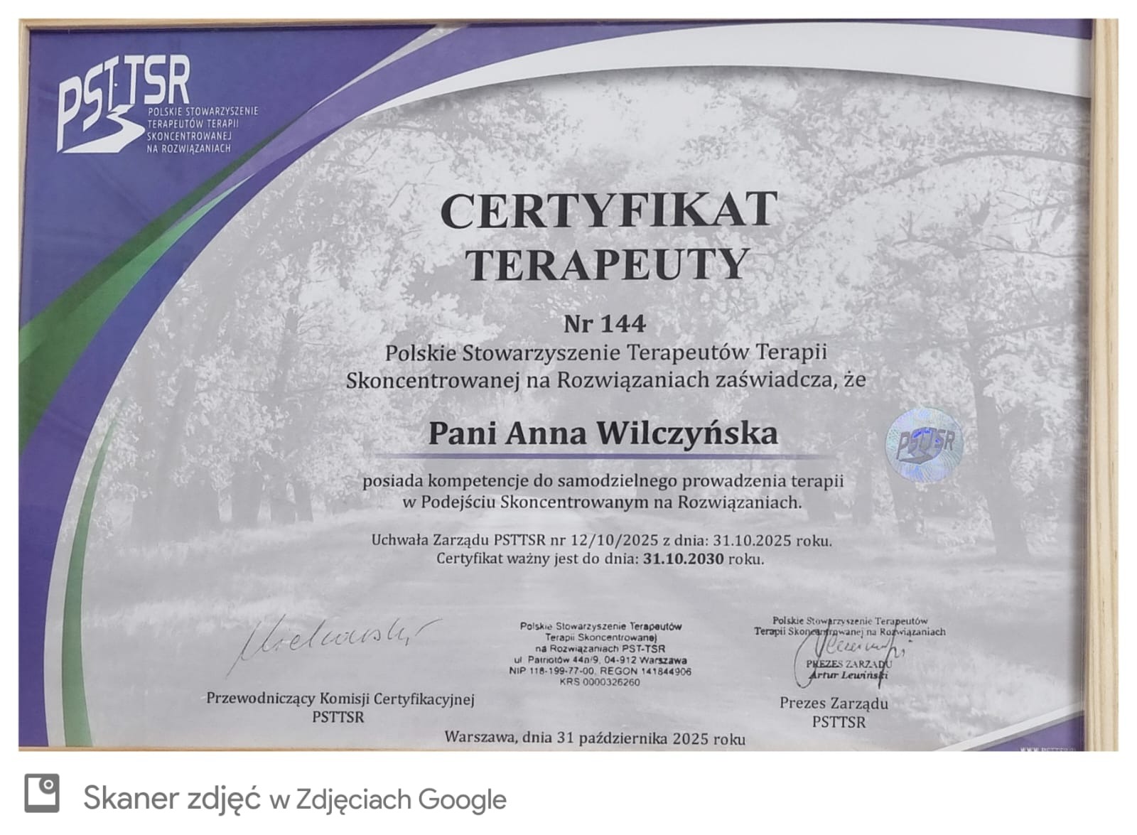 Certyfikat terapeuty w ramce, wydany przez Polskie Stowarzyszenie Terapeutów Terapii Skoncentrowanej na Rozwiązaniach dla Pani Anny Wilczyńskiej.