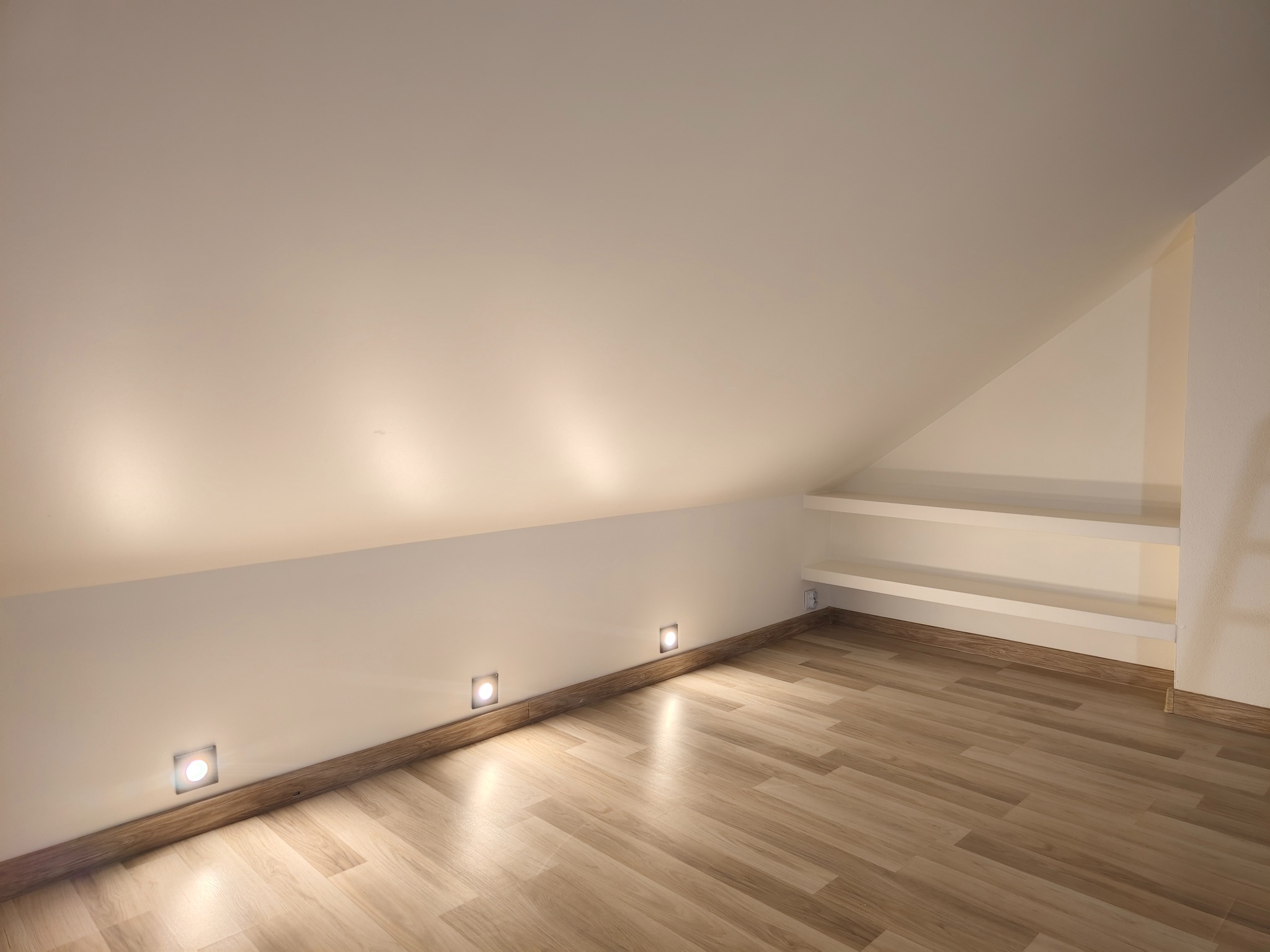 wykończenie poddasza - płyty GK, elektryka, oświetlenie, panele podłogowe