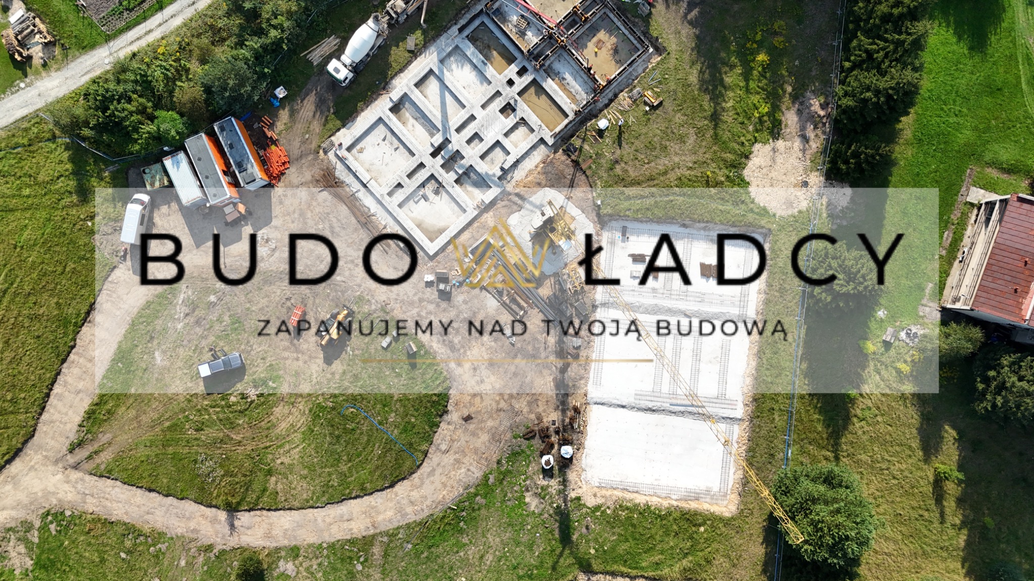 Widok z lotu ptaka na dwa etapy budowy fundamentów: jeden z ułożonym szalunkiem i zbrojeniem, drugi już zalany betonem, z widoczną betoniarką, dźwigiem i zapleczem budowy na tle zieleni.
