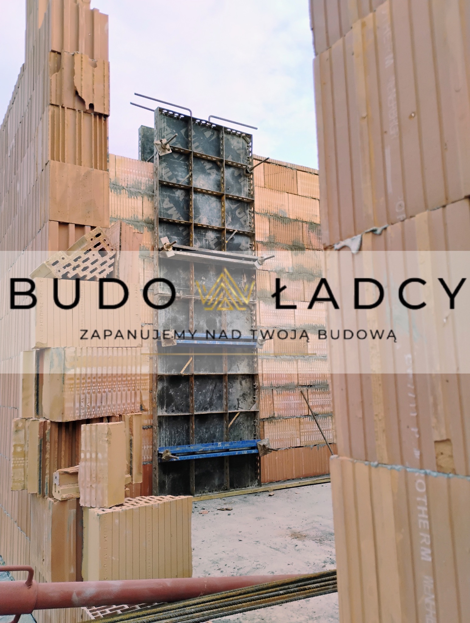 Wznoszenie ściany z bloczków ceramicznych Porotherm, widoczne szalunki do wylewania słupów żelbetowych, pręty zbrojeniowe na pierwszym planie, logo firmy nałożone na zdjęcie.