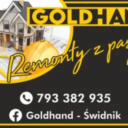 Grafika reklamowa firmy budowlanej Goldhand ze Świdnika, prezentująca wizualizację domu, kask ochronny, miarkę i ołówek na tle planów architektonicznych, z hasłem 'Remonty z pasją' i danymi...
