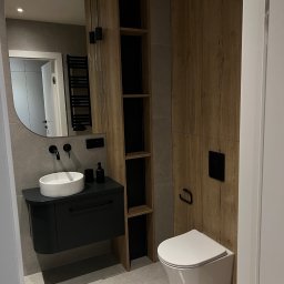 Projekt łazienki z szafką półokrągłą z lakieru 