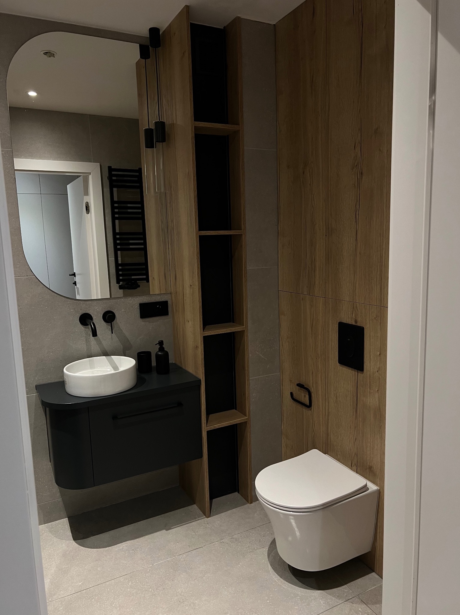 Projekt łazienki z szafką półokrągłą z lakieru