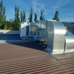 Marek Felskowski Coldest Group - System klimatyzacji Haier MRV5 z kanałami wentylacyjnymi na dachu budynku w słoneczny dzień.