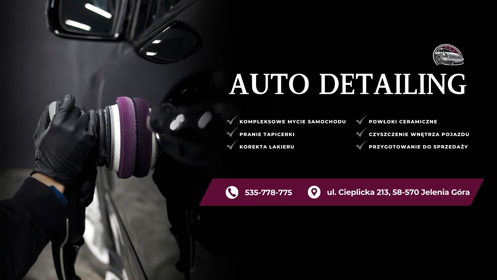 Polerowanie lakieru samochodu czarnym polerem rotacyjnym z fioletową nakładką, widoczne ręce w czarnych rękawiczkach, odbicia światła na karoserii.