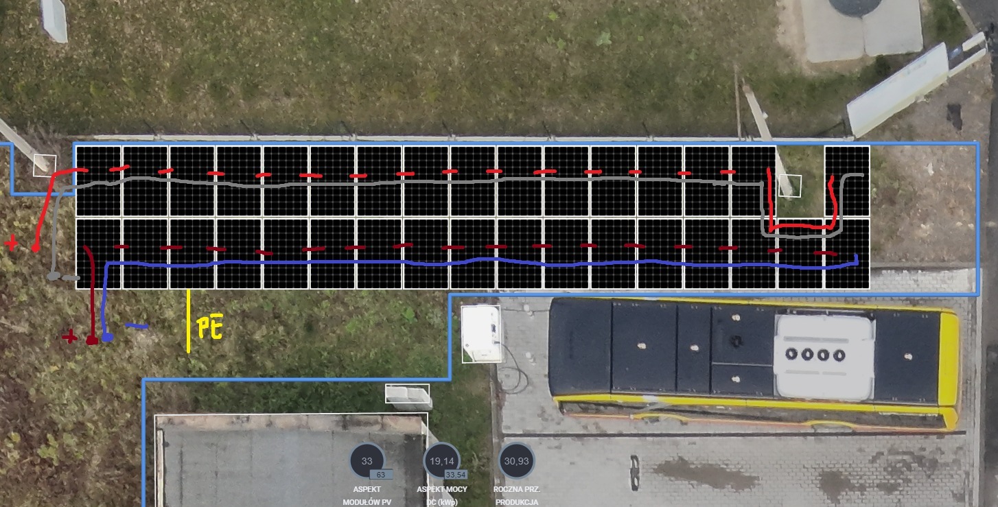 Widok z góry na schemat instalacji fotowoltaicznej na dachu budynku, z zaznaczonymi połączeniami kablowymi i parametrami pracy systemu.