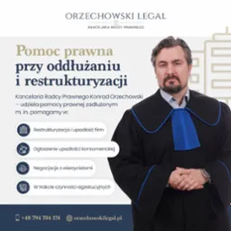 Portret radcy prawnego Konrada Orzechowskiego w todze, na tle grafiki z budynkami i tekstu o pomocy prawnej w oddłużaniu i restrukturyzacji, z informacjami o restrukturyzacji firm, upadłości...