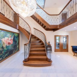 Schody z orzecha Amerykańskiego z balustradą tralkową