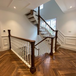 Luxury Stairs - Schody orzechowo brzozowe z balustradą tralkową na słupach z dużą ilością zdobień