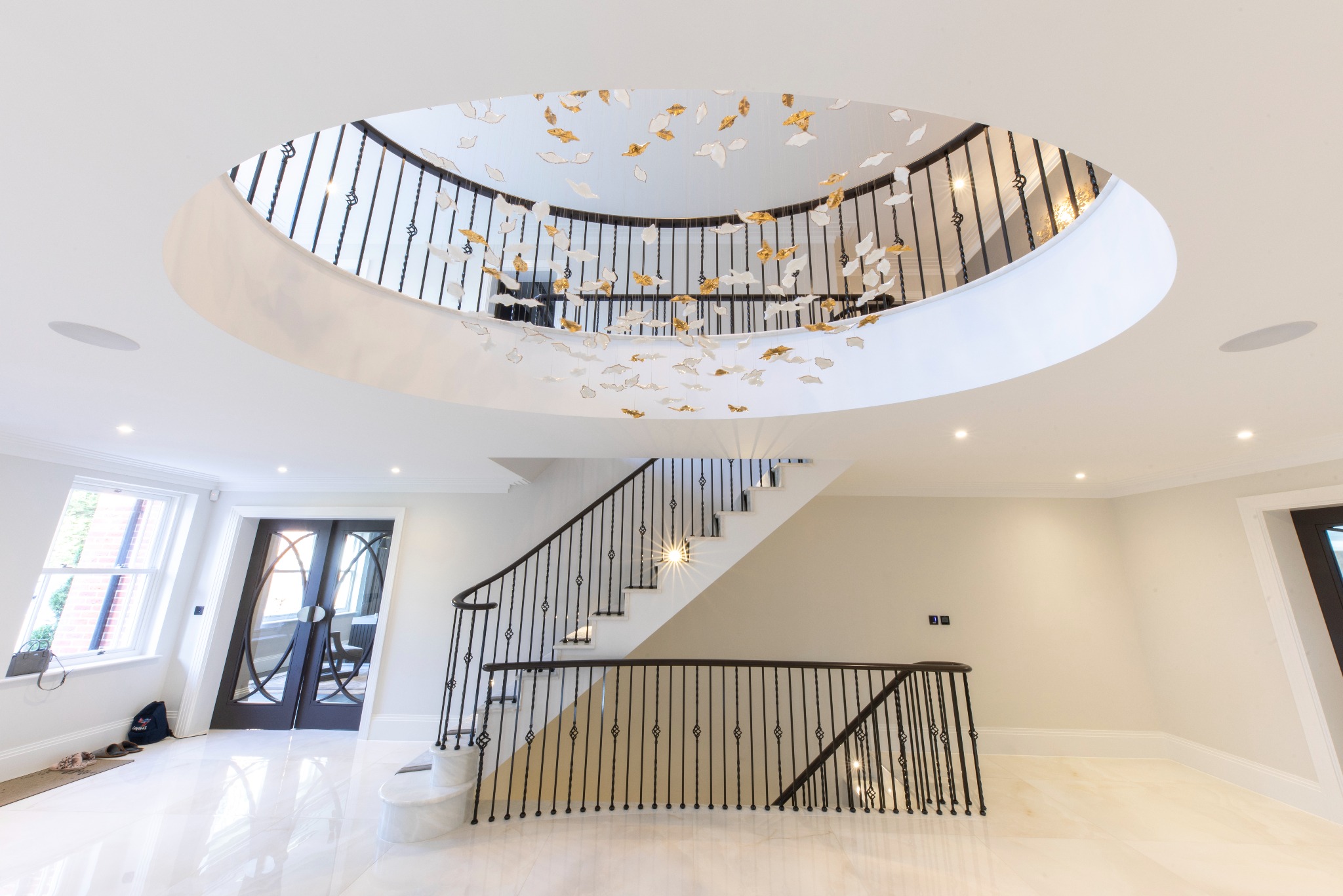 Schody betonowe obłożone kamieniem, poręcz dębowa oraz balustrada tralkowa