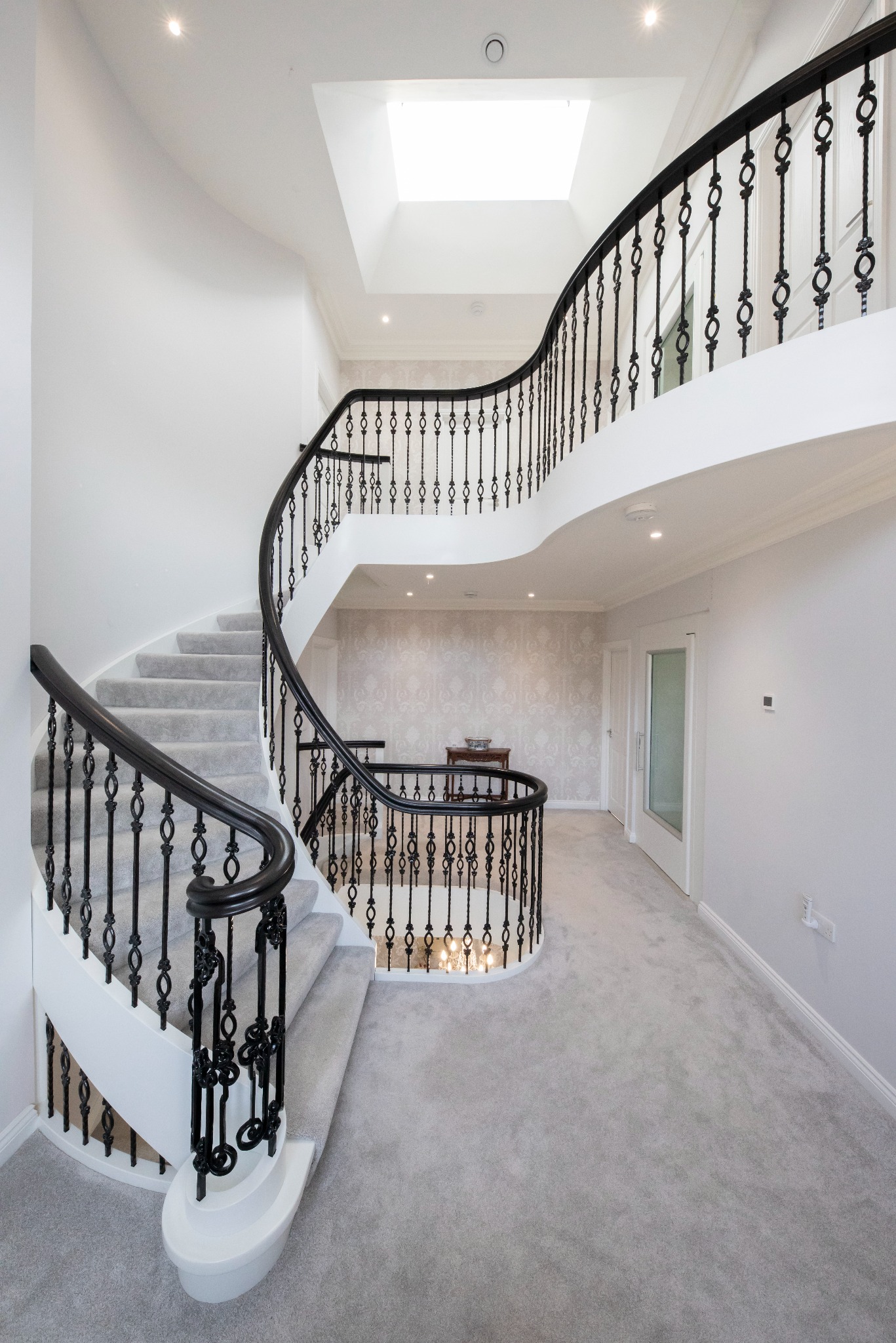 Schody brzozowe z balustrada tralkową oraz bejcowaną poręczą