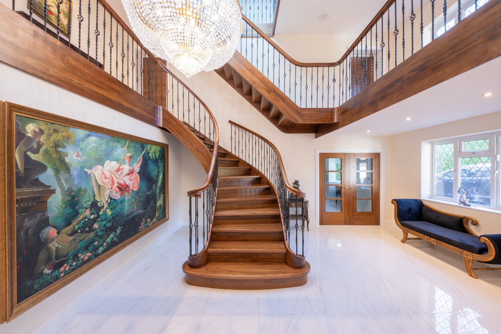 Schody z orzecha Amerykańskiego z balustradą tralkową