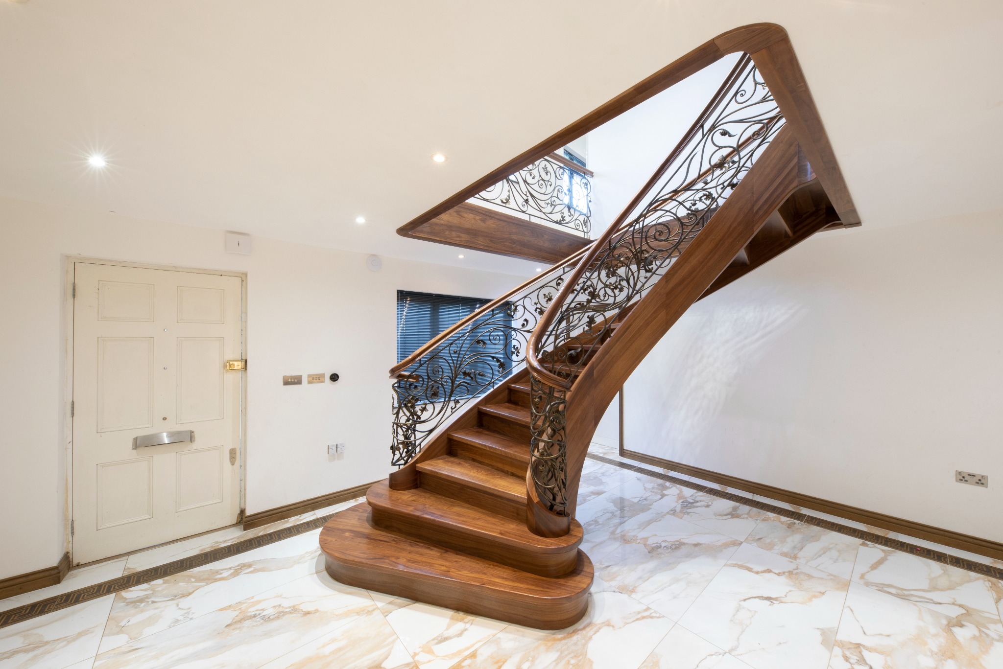 Schody z orzecha Amerykańskiego z metaloplastyką