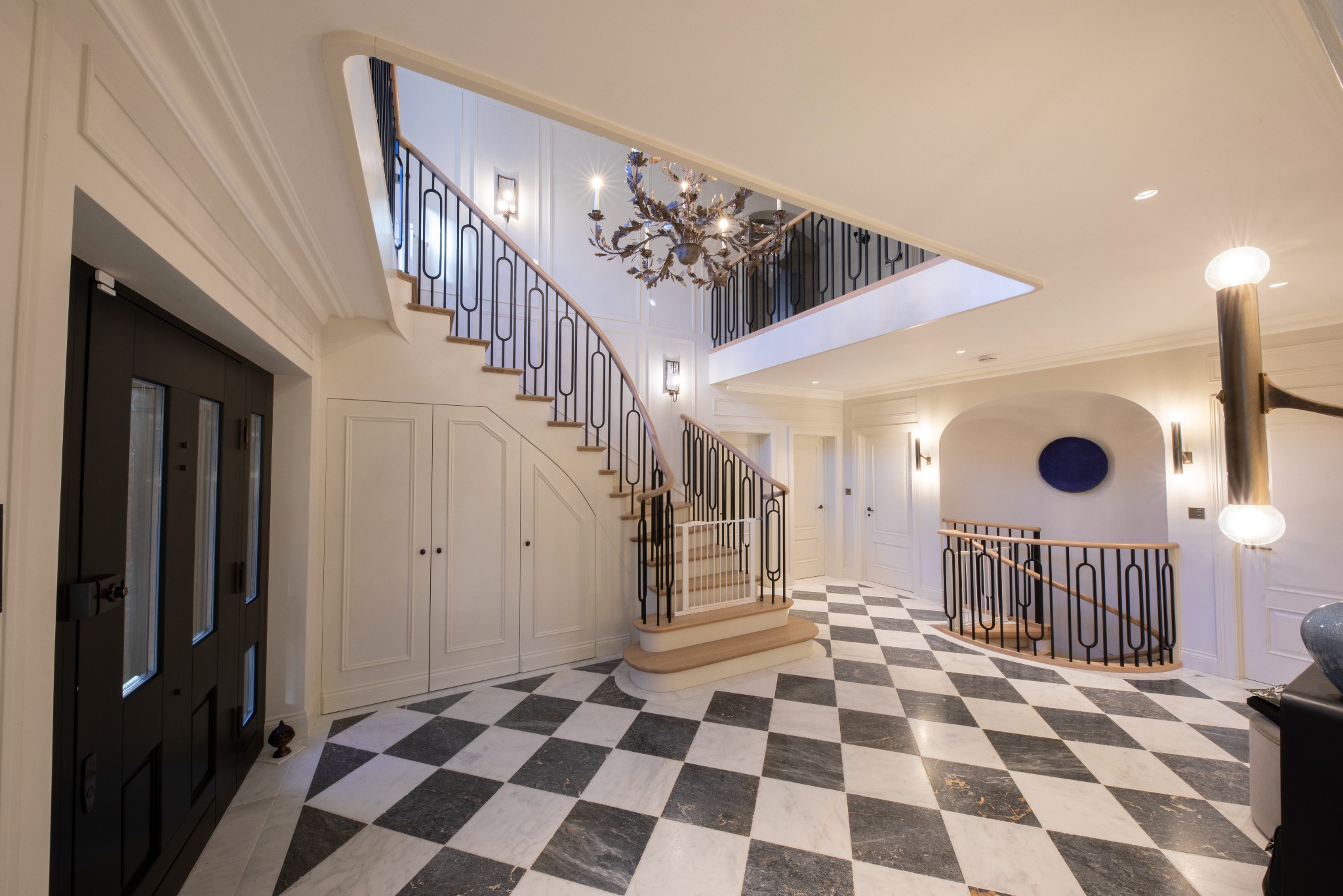 Schody dębowo brzozowe z zabudową oraz balustradą tralkową.