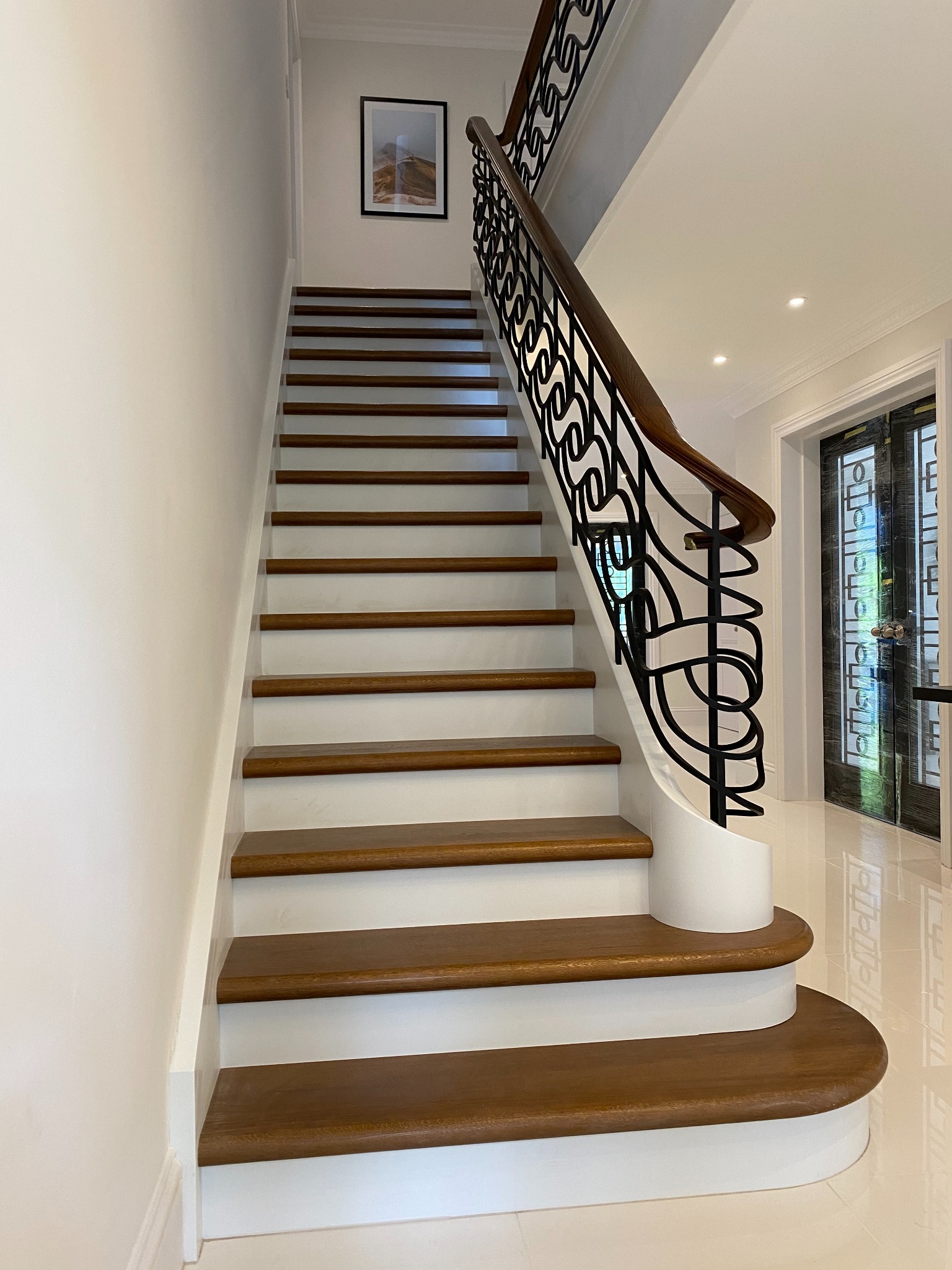 Schody dębowo brzozowe z metaloplastyką