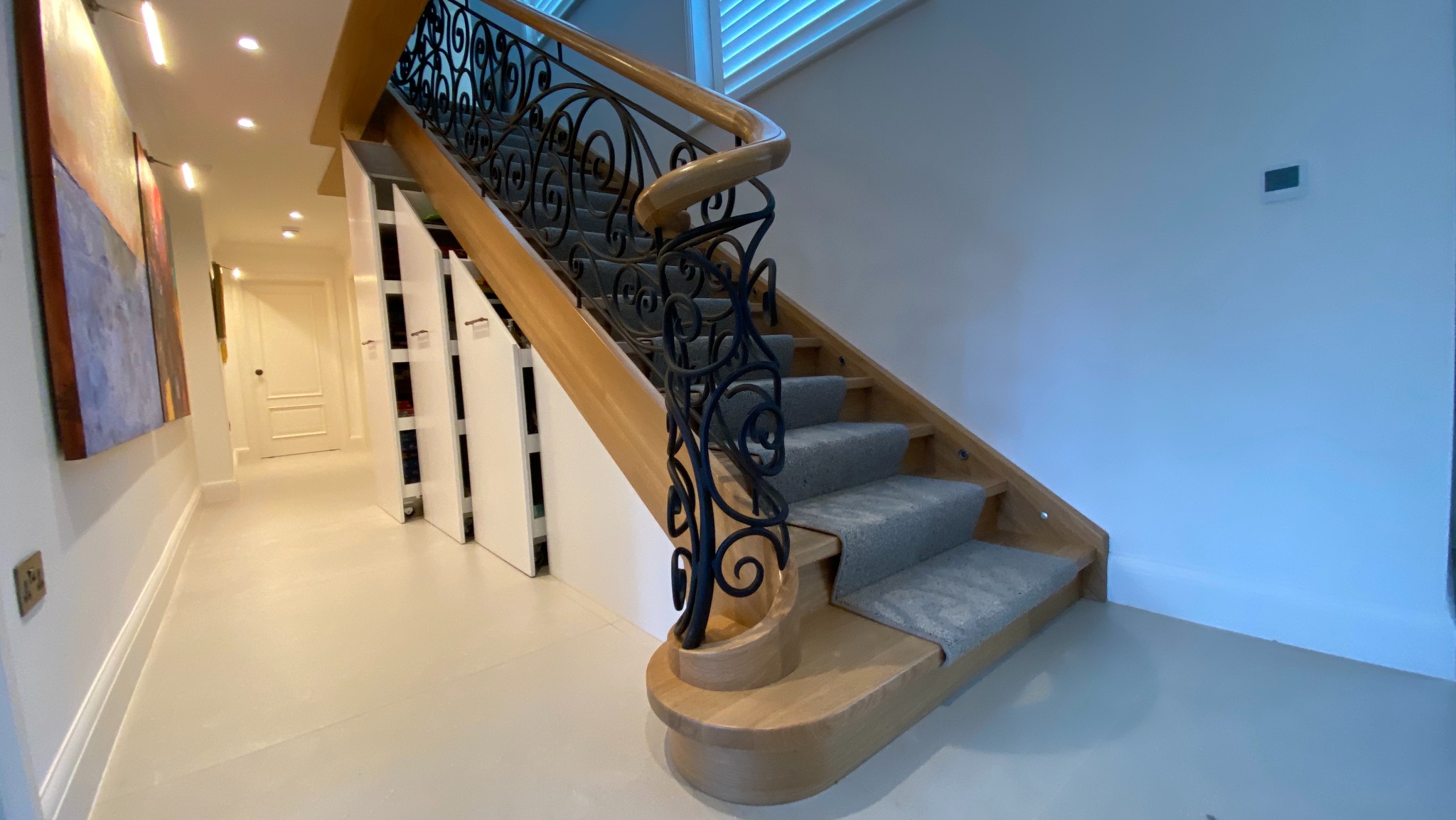 Schody dębowe z metaloplastyką oraz zabudową